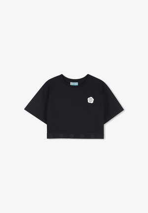 T-shirt noir court à manches courtes avec col rond, petit logo de fleur blanche sur la poitrine gauche, et motif floral subtil le long de l'ourlet.