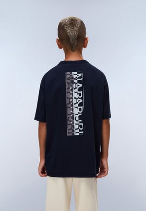 Camiseta negra de manga corta, con un gran diseño de logo en la parte posterior. Textura de algodón suave, corte relajado y cuello redondeado.