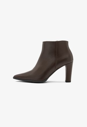 Bottes de cheville en cuir marron avec un bout pointu et un talon haut et carré. Texture lisse avec un détail de couture minimal.