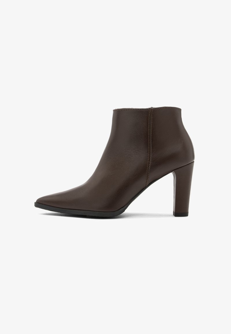 Bruna läderankelstövlar med spetsig tå och en hög, fyrkantig klack. Slät textur med minimal sömdetalj.