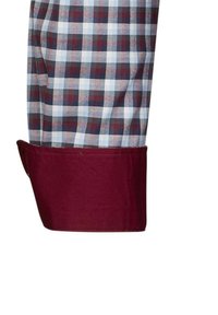Camicia a quadri da uomo con un motivo a quadri blu e bianco, dotata di polsini e colletto bordeaux, realizzata in tessuto di cotone.