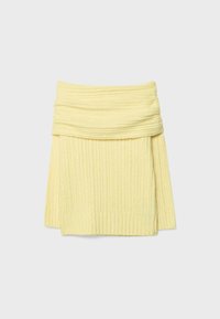 Gerippter gelber Strickrock mit einem breiten umgeschlagenen Bund und strukturiertem Stoff, der eine gerade Silhouette und ein weiches, leichtes Material bietet.