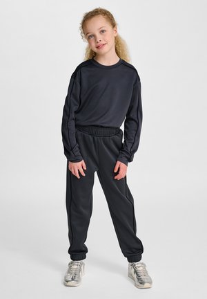 Sort langærmet atletisk top med rund hals, parret med matchende sorte joggers med elastisk talje og manchetter ved anklerne.