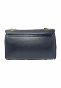 Borsa a pochette in pelle blu navy con texture liscia, forma rettangolare e chiusura a pattina, dotata di dettagli in hardware dorato.