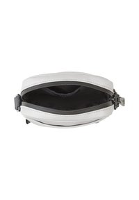 Borsa a mano bianca e strutturata con chiusura a zip, featuring un interno nero e accenti grigi. Il design è compatto e arrotondato.