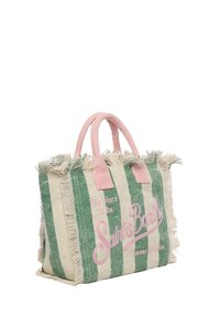 Grün-weiße gestreifte Canvas-Tasche mit fransigen Kanten, pinken Griffen und gesticktem Text "Saint Barth" in Pink. Kompakte und strukturierte Form.