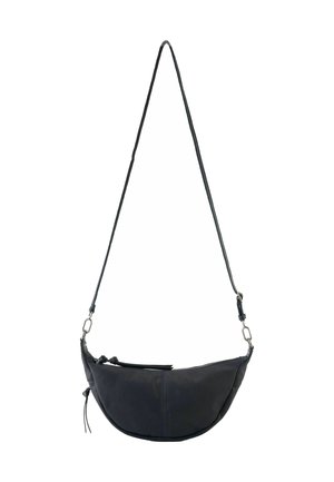 Borsa a tracolla in pelle nera con forma curva, cinturino regolabile e chiusura con zip. Presenta una texture liscia e dettagli sottili.