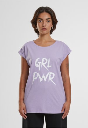 Lavendelfarbenes Baumwoll-T-Shirt mit umgeschlagenen Ärmeln und lockerer Passform. Auf der Vorderseite befindet sich auffälliger, weißer Text "GRL PWR" in einem Graffiti-Stil.