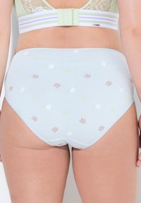 Lichtblauwe high-waisted onderbroek met een bloemenpatroon in wit, roze en groen. Zacht katoen met een elastische tailleband.