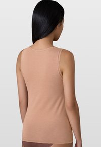 Top aderente color marrone chiaro senza maniche con scollatura rotonda. Tessuto morbido, design minimalista e dettagli di cucitura discreti.