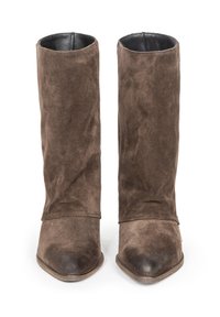 Brązowe zamszowe botki sięgające kostki z ostrym noskiem, gładką teksturą i lekko opadającym fasonem. Czarna podszewka na górnej krawędzi.