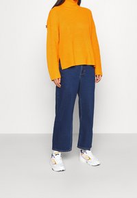 Monki Stickad tröja - yellow