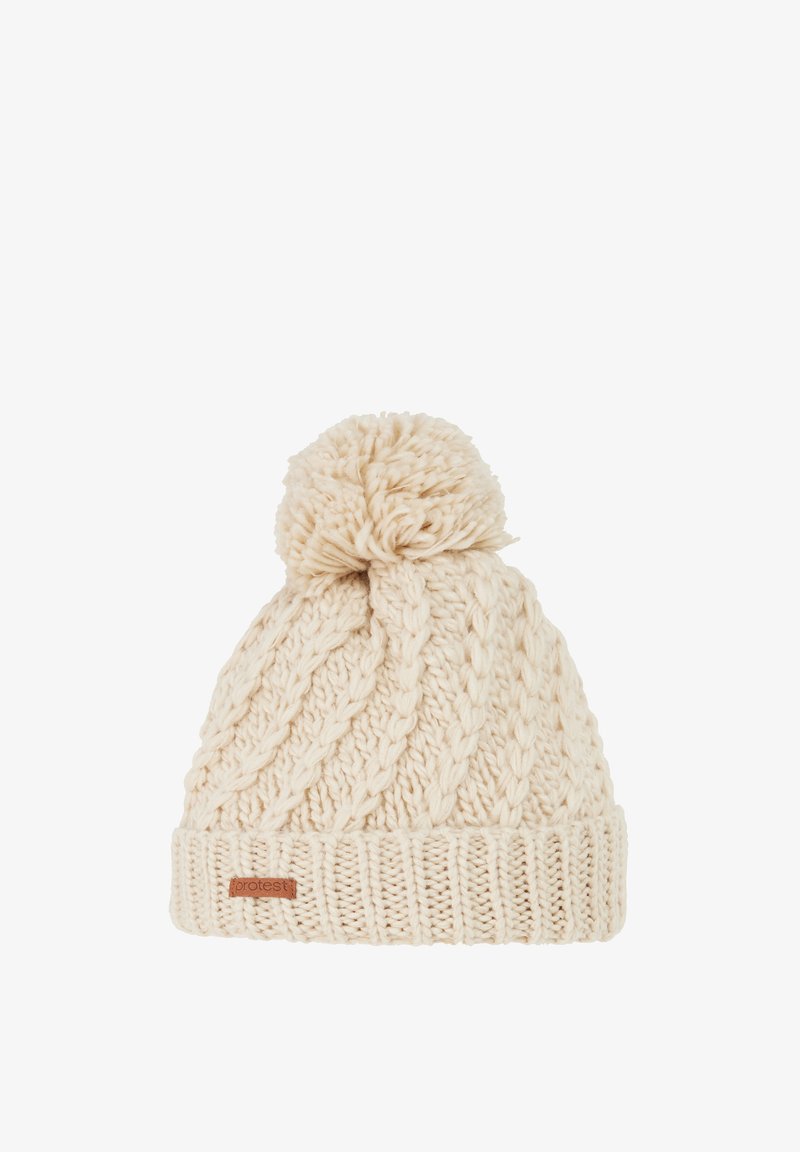 Gehaakt crèmekleurig beanie-hoofddeksel met een gestructureerd kabelpatroon, voorzien van een pompon bovenop en een leren label met merk op de boord.