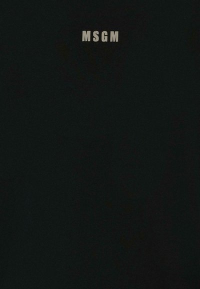 T-shirt nera con il logo "MSGM" in lettere argento a contrasto, centrato sul petto. Il tessuto ha una consistenza liscia.