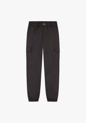 Pantalon cargo noir avec taille et poignets élastiques, poches à rabat à l'avant sur les deux jambes et fermeture boutonnée à la taille.