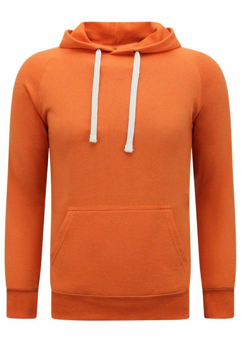 Oranje hoodie met een voorzak, witte koordjes, ribbels bij de mouwen en een zachte stof. Eenvoudig, sportief ontwerp.