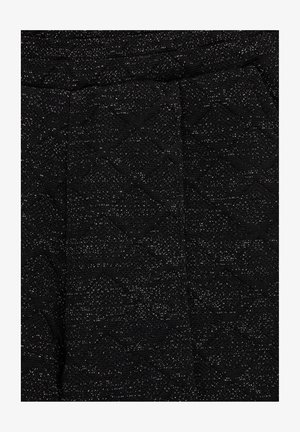 Juodas tekstūruotas audinys su bangų raštu ir metalinėmis detalėmis. Medžiaga atrodo austas, su šiek tiek blizgiu paviršiumi.