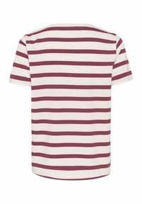 Randig t-shirt i mjukt tyg. Har horisontella vinröda och krämfärgade ränder, korta ärmar och rund halsringning. Bakifrån visad.