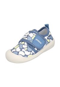 Zapato de patrón azul y blanco con una correa de velcro, suela de goma y puntera reforzada. Presenta un exterior de tela suave con acentos amarillos.