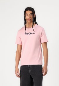 Šviesiai rožinė trumpomis rankov�ėmis marškinėliai, pagaminti iš medvilnės, su apvaliu kaklu ir "Pepe Jeans London" logotipu tamsiai mėlyna spalva. Lygus paviršius, prigludęs dizainas.