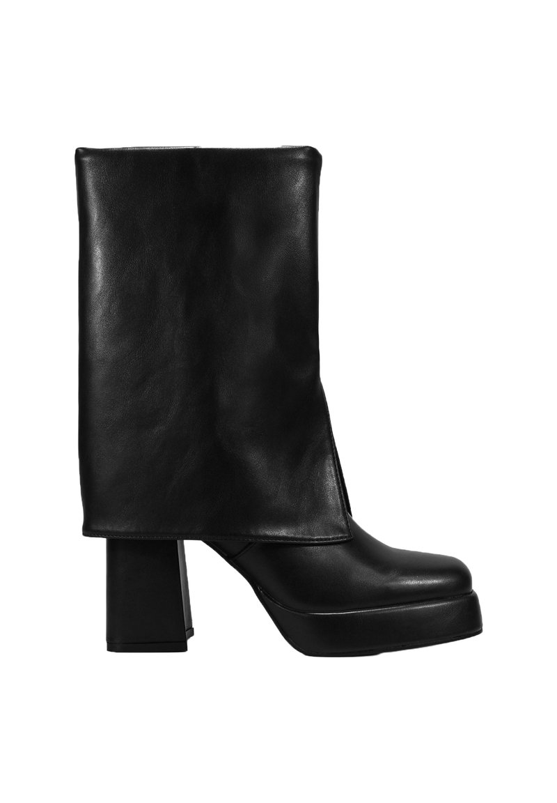 Botas de tobillo de cuero negro con un superior alto y estructurado, tacón cuadrado y punta redondeada. Presentan una textura suave y un diseño minimalista.