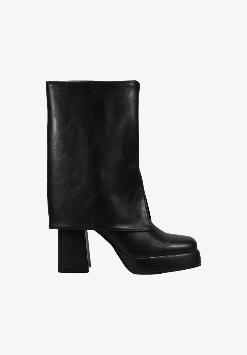 Botas de tobillo de cuero negro con un superior alto y estructurado, tacón cuadrado y punta redondeada. Presentan una textura suave y un diseño minimalista.