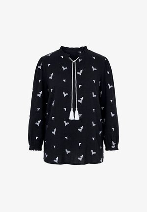 Sort bluse med lange ærmer med hvide broderede hjerte mønstre, flæset halsudskæring og manchetter samt hvid kvast snor ved kraven.