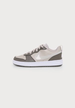 Nike Sportswear, COURT BOROUGH UNISEX - Tenisky - moon particle/white/cave stone/white
