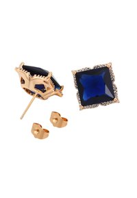 Orecchini in tono oro con una grande pietra quadrata azzurra, circondata da piccole pietre trasparenti, con un retro elegante e due chiusure aggiuntive.