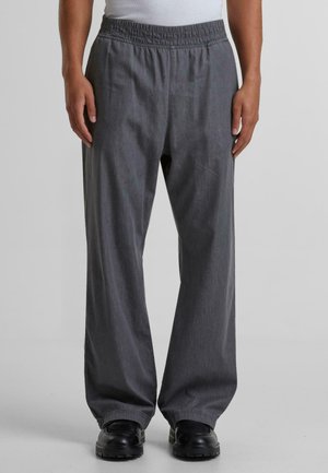 Pantaloni grigi, larghi e comodi, con vita elasticizzata, realizzati in tessuto leggero. Design a gamba dritta e dettagli minimi. Davanti piatto.