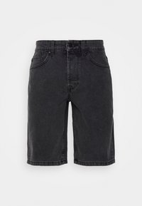 Shorts de mezclilla negra con botón frontal y cremallera, passadores para cinturón y dos bolsillos frontales sobre un fondo blanco liso.