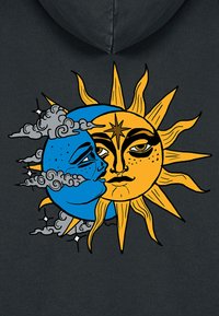 Grafica che presenta una luna blu e un sole giallo con dettagli facciali intricati, circondati da nuvole grigie, su uno sfondo scuro.