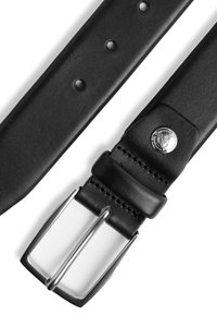 Zwarte lederen riem met een rechthoekige zilveren gesp en een ronde metalen embleem. Voorzien van vijf verstelgaten en contrasterende stiksels.