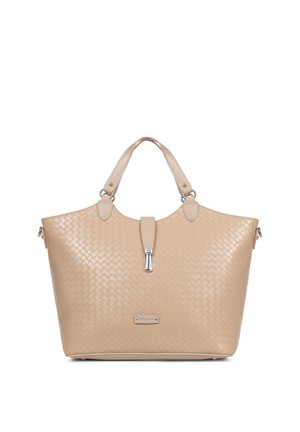 Duża beżowa torebka o plecionej fakturze, z podwójnymi górnymi uchwytami, srebrną sprzączką oraz małą metalową plakietką z logo marki z przodu.