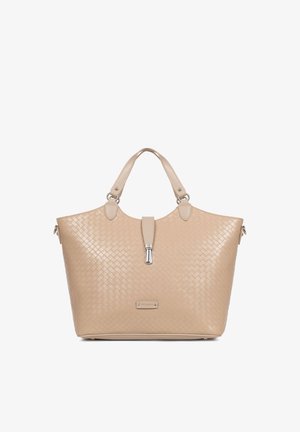 Borsa grande beige con trama intrecciata, doppi manici superiori, chiusura argentata e piccola targa metallica con il marchio sul davanti.