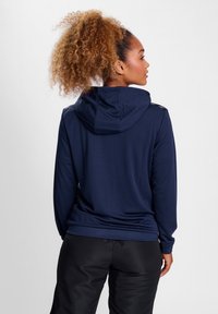 Marineblauwe hoodie met een gladde textuur, voorzien van een capuchon met trekkoorden en contrasterende schouderaccenten. Sluit nauw aan op het lichaam, met lange mouwen.