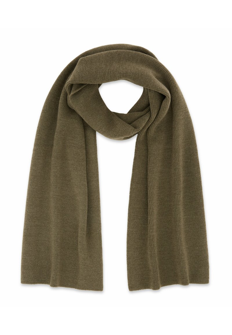 Écharpe tricotée vert olive avec une texture côtelée, forme longue et finition douce. Le design torsadé crée une boucle, appropriée pour envelopper.