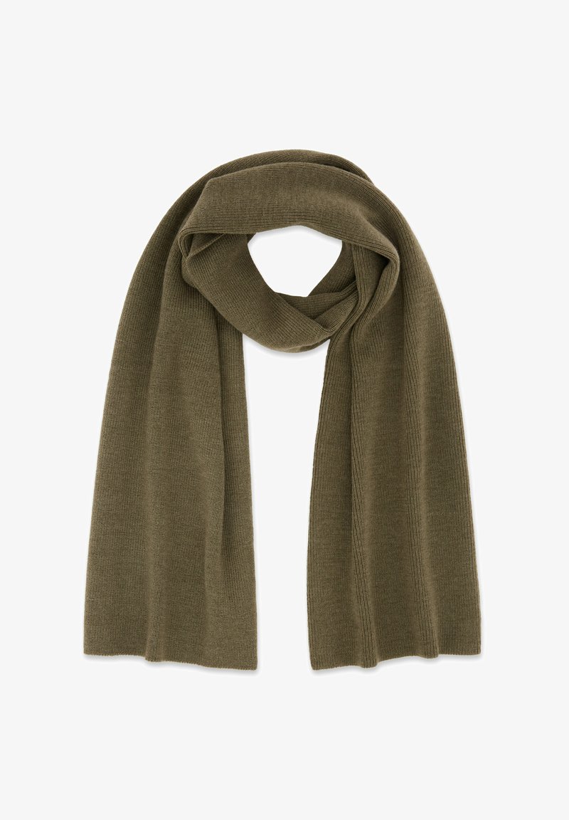 Écharpe tricotée vert olive avec une texture côtelée, forme longue et finition douce. Le design torsadé crée une boucle, appropriée pour envelopper.