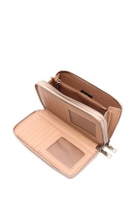 Portefeuille en cuir rose avec texture matelassée, fermeture éclair, emplacements pour cartes et une fenêtre ID transparente. L'intérieur présente une doublure lisse et une poche à fermeture éclair.