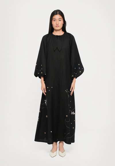 Schwarzes langärmliges Kleid mit runder Ausschnitt, das farbenfrohe Sternstickereien und Ballonärmel aufweist. Fließende Silhouette und strukturierter Stoff.