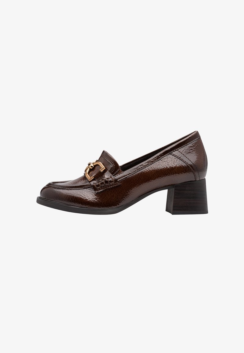 Σκούρο καφέ γυαλιστερό δερμάτινο loafers με χαμηλό τακούνι, χρυσή αγκράφα και χοντρό τακούνι σε λευκό φόντο.