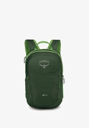 Groene rugzak met een slank design, gemaakt van duurzaam materiaal, met een opvallend logo, ritscompartimenten en zijzakken voor spullen.