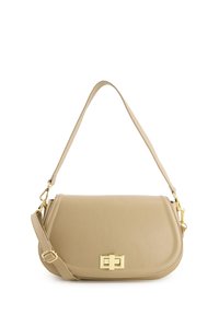 Beige lederen schoudertas met een gebogen vorm, voorzien van een goudkleurige sluiting en een verstelbare strap. Glad oppervlak zonder patronen.