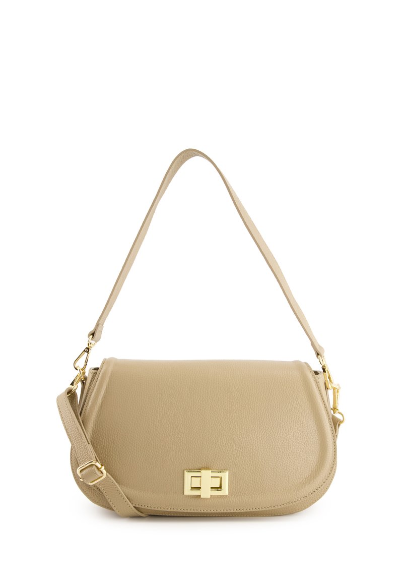 Beige lederen schoudertas met een gebogen vorm, voorzien van een goudkleurige sluiting en een verstelbare strap. Glad oppervlak zonder patronen.