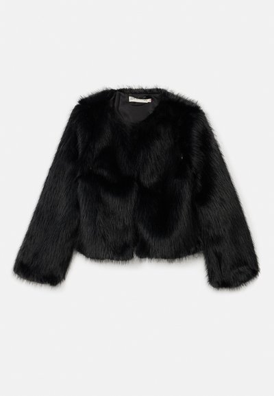 Zwarte faux fur cropped jasje met lange mouwen en een ronde halslijn. De textuur is dik en fluffy, wat een luxueuze uitstraling benadrukt.