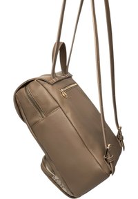 Mochila de cuero marrón con dos correas para los hombros, bolsillo frontal con cremallera y panel lateral texturizado. Detalles en dorado en las cremalleras.