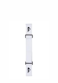 Witte stoffen band met een zwart logo, voorzien van verstelbare plastic bevestigingen en een plat, langwerpig ontwerp. Het oppervlak is glad en textuur.