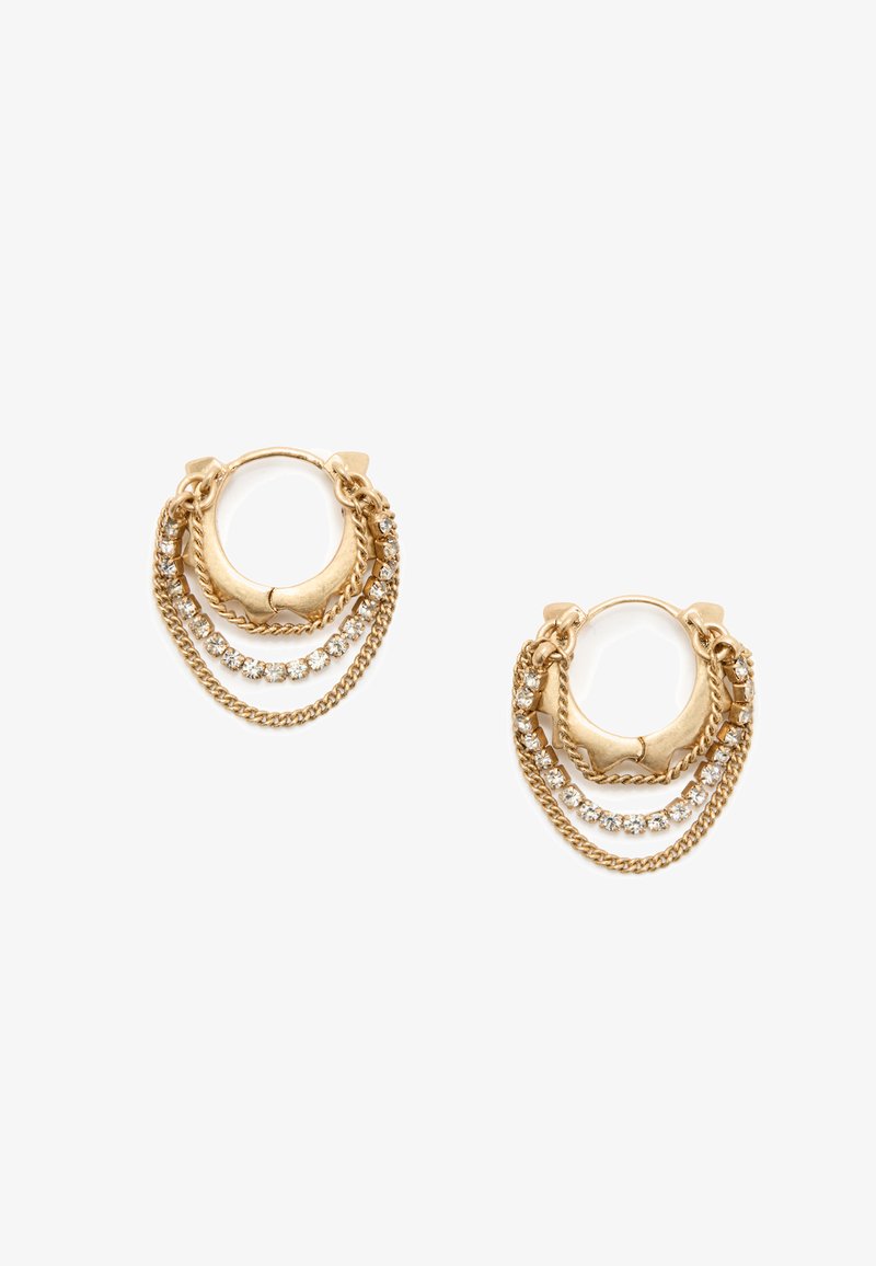 Los pendientes de aro dorados presentan cadenas en capas y rhinestones claros. El diseño incluye acentos de metal retorcido y suave.