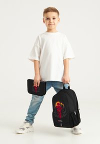 Czarna plecak i dopasowane etui na zamek, z czerwono-żółtą grafiką w stylu komiksowym. Wytrzymały, teksturowany materiał z siateczkową kieszenią boczną.