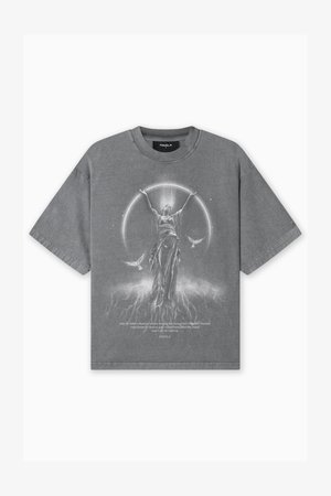 T-shirt oversized gris en coton. Présente un imprimé graphique d'une figure avec les mains levées, entourée d'un design circulaire et de texte.